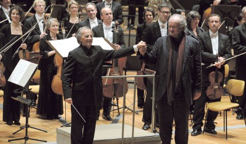 „Empört Euch!“ Lothar Zagrosek wandte sich nach dem Konzert mit Werken Wolfgang Rihms (rechts) in Sachen SWR-Orchester ans Publikum. Foto: Bienert