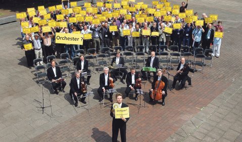 Zum „UNESCO-Welttag der kulturellen Vielfalt“ protestierten 150 Musiker aus nahezu allen bundesdeutschen Profiorchestern in Hannover unter dem Motto „Orchester? Frisch gestrichen!“ gegen die dramatischen Sparmaßnahmen im Orchesterbereich. Foto: DOV