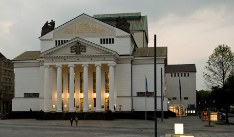 Dunkle Wolken über dem Duisburger Theater. Foto: Hans Jörg Michel