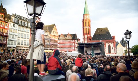 Frankfurt war „ganz Chor“: Freiluftkonzert auf dem Römerberg. Alle Fotos: Alexander Zuckrow