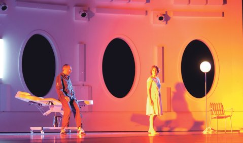 Der Ozean hört mit: Dietrich Henschel und Marie Arnet in Glanerts „Solaris“. Foto: Bregenzer Festspiele/D. Mathis