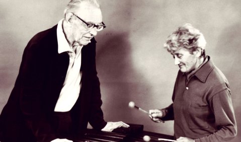 Carl Orff und Gunild Keetman: Mit ihren Schwerpunkten Motion – Perkussion – Improvisation war die Elementare Musikpraxis von Orff und Keetman der erste Versuch einer interkulturellen musikpädagogischen Praxis. Foto: Karl Alliger/Orff-Zentrum München