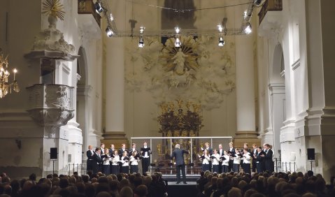 „Ouverture spirituelle“ in Salzburg: John Eliot Gardiner mit dem Monteverdi Choir. Foto: Charlotte Oswald