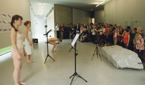 Eröffnung CAGE100 mit einer„Fontana Mix“-Version für zwei Tänzerinnen und eine Sängerin. Fotos: Steffi Loos 