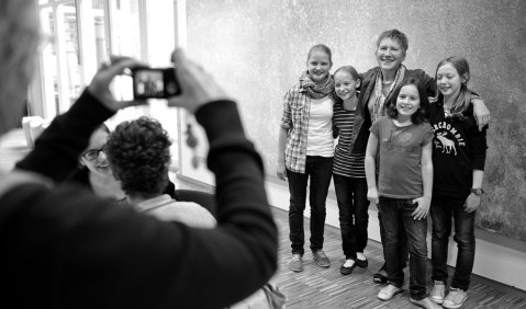 Es ist ein besonderes Erlebnis, plötzlich der Komponistin zu begegnen, deren Werk man seit Monaten übt: Das große Glück hatten Marie Hogh, Emilie Kasper, Nora Schürmann und Annika Walch bei WESPE, als sie auf Agnes Dorwarth trafen. Foto: Marc Dorazillo