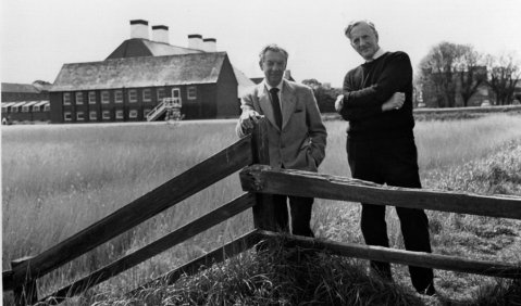 Britten und sein Partner, Peter Pears, vor der Snape Maltings Concert Hall bei Aldeburgh. Foto: Hans Wild/Courtesy of Britten–Pears Foundation