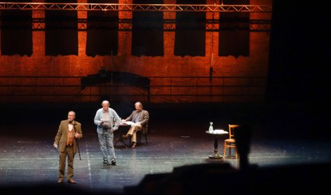 Moderator, John Cage und der Maler Mark Rothko im Kunstgespräch. Foto: Charlotte Oswald