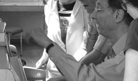 Immer mittendrin – Theo Brandmüller in der Kompositionswerkstatt Schloss Weikersheim (2. v.l.). Foto: JMD