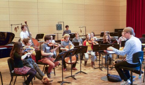 Offenheit und Neugier gefragt: Junge Musiker beim „Erstkontakt“ mit der Musik unserer Zeit. Foto: Marie Varela