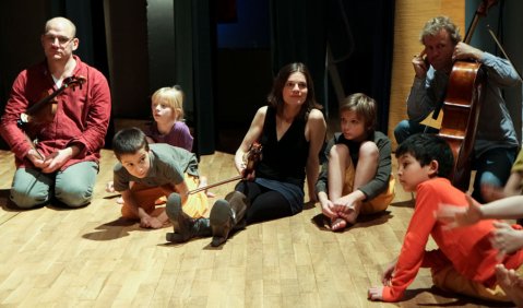 „Momo“-Probe der Musiker des Ensemble Resonanz mit Schülern der Hamburger Erich-Kästner-Schule. Foto: Detlef Peglow