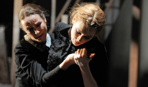 Oratorische Meditation: Marissa Mulder (li.) und Mireille Lebel in Alois Bröders „Die Frauen der Toten“. Foto: Lutz Edelhoff/Theater Erfurt