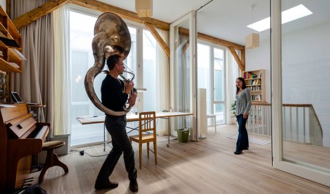 Hausmusik möglich: Mike Svoboda und Anne-May Krüger in ihrem Basler Domizil. Foto: Christian Flierl