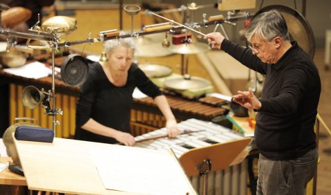 Vom rhythmischen Korsett befreit: „Air“ von Helmut Lachenmann mit Robyn Schulkowsky und Arturo Tamayo. Foto: Kai Bienert