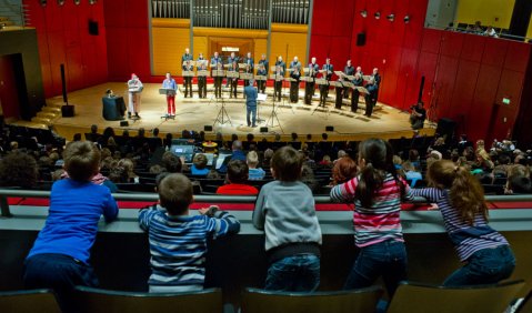 Klaas Stok leitete die Sänger des SWR-Vokalensembles durch Sindbads Abenteuer. nmzMedia stellt am 30. Mai einen in Videomitschnitt des Konzertes online: www.nmzmedia.de. Fotos: SWR/Alexander Kluge