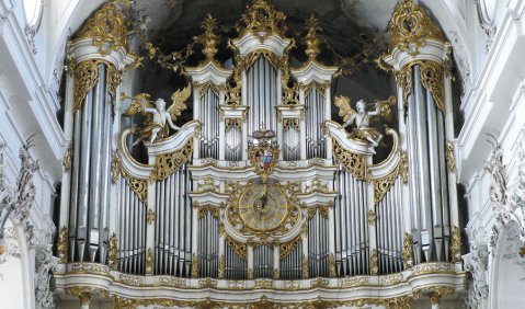 Instrument mit eindeutig sakraler Konnotation: die Orgel (hier die Stumm-Orgel der Abteikirche im Kloster Amorbach). Foto: Juan Martin Koch