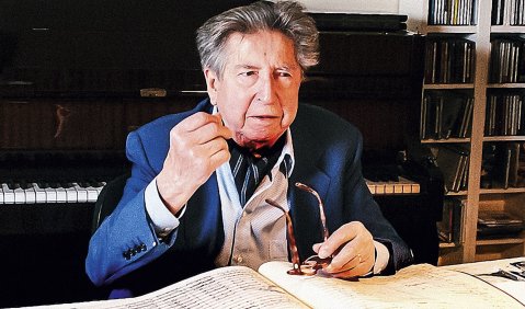 Der französische Komponist Henri Dutilleux in seinem Pariser Studio auf der Ile St. Louis im Oktober 2004, aufgenommen von unserer Redaktionsfotografin Charlotte Oswald.