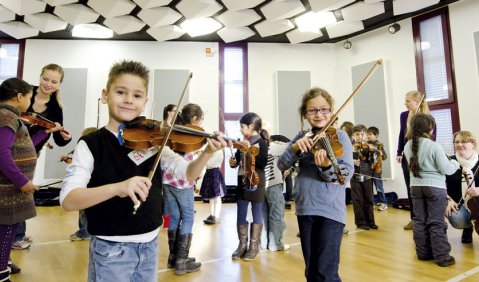 Im Rahmen des Vivaldi-Projekts geben Musikstudenten der Robert Schumann Hochschule Kindern aus sozial benachteiligten Familien kostenlos Geigenunterricht. Foto: Susanne Diesner