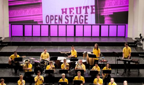 Ansteckend: die „YoungStars“ des Jugendblasorchesters Seelze auf der „open stage“ der Staatsoper Hannover. Foto: Insa Hagemann