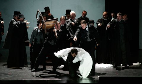 Shylocks Vernichtung: Adrian Eröd (vorne) in André Tchaikowskys „Kaufmann von Venedig“. Foto: Bregenzer Festspiele/Karl Forster