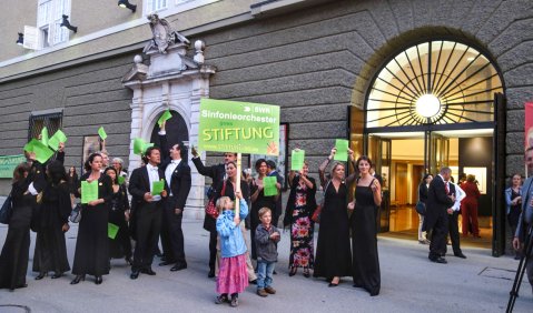 Das SWR Sinfonieorchester Baden-Baden und Freiburg demonstriert in Salzburg – Festspielintendant Alexander Pereiera protestiert gegen die Fusionspläne der SWR-Rundfunkanstalten. Beide Fotos: Charlotte Oswald
