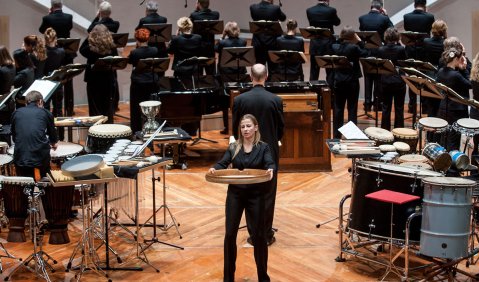 Spielerisch, humorvoll: der RIAS-Kammerchor, unter Leitung von James Wood, und die musikfabrik. Foto: Kai Bienert