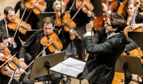 Daniel Cohen dirigiert Benjamin Attahirs Orchesterstück „Stimmen der Vergangenheit“.  Foto: Lucerne Festival/Stefan Deuber