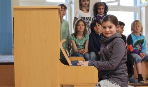 Klaviere für Grundschüler. Foto: Carl Bechstein Stiftung
