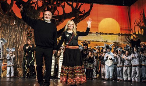 Veronika Te Reh und Wolfgang König in der Kulisse zu „Immanuel – Immanuel“: eine tierische afrikanische Weihnachtsgeschichte mit Musik. Foto: Musikschule Beckum-Warendorf