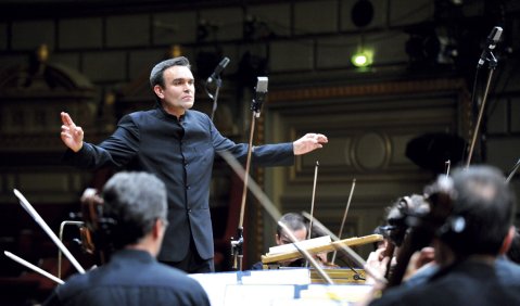 Jörg Widmann dirigiert sein eigenes Werk „Messe“ mit der Staatsphilharmonie Transilvania. Foto: Agerpres