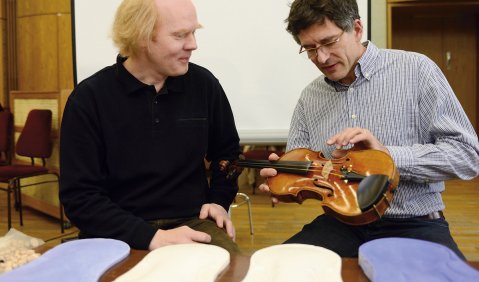 Gut angelegtes Geld: Kai Vogler und Yves Gateau mit der restaurierten Preziose. Fotos: Mathias Creutziger