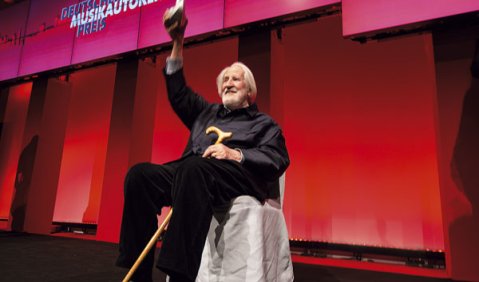 Der Schweizer Komponist Klaus Huber (unser Bild rechts) erhält den GEMA-Musikautorenpreis für sein Lebenswerk. Foto: Martin Hufner
