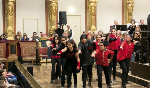 Choreografierte Gefühlswelten. Schülerinnen beim Tschaikowsky-Konzert der Wiener Symphoniker. Foto: Martina Draper