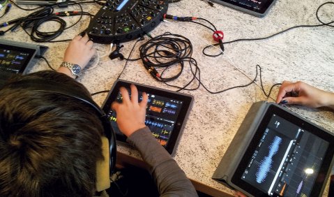 Nutzer können direkt mit der Wave-Formdarstellung interagieren und diese verändern. Zu sehen sind Schüler im AppMusik-Workshop. Foto: Matthias Krebs
