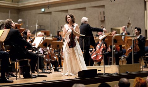 Die Magie absoluter Musik: Patricia Kopatchinskaya, Peter Eötvös und das Symphonieorchester des Bayerischen Rundfunks. Foto: BR/Astrid Ackermann