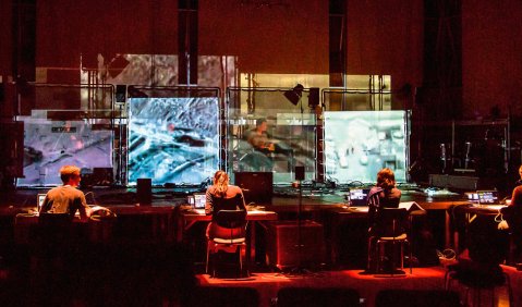 Simulierte Kommandozentrale des Cyberwar. Das Nadar Ensemble performt „Generation Kill“ von Stefan Prins. Foto: Thomas Kujawinski