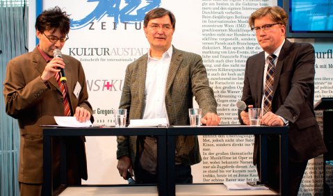 Von links: Juan Martin Koch (nmz), Heinrich Bleicher-Nagelsmann (Bereichsleiter Kunst und Kultur der Dienstleistungsgewerkschaft ver.di) und Andreas-Peter Weber (Programmdirektor von Deutschlandradio) im nmz-TV-Studio auf der Musikmesse Frankfurt. Foto: MH