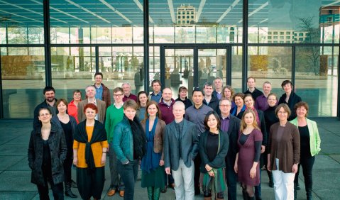 Der RIAS Kammerchor vor der Neuen Nationalgalerie in Berlin. Foto: Matthias Heyde/RIAS