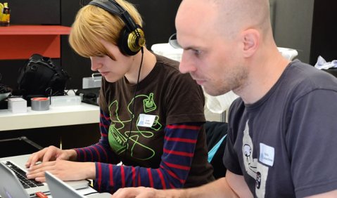 Julia Mihály und Felix Leuschner ließen sich bei der Arbeit an ihrer Klanginstallation über die Schulter schauen. Foto: Pat Christ