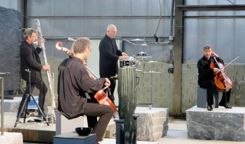 Im Steinbruch der Klänge: Die Brüder Demenga mit Matthias Ziegler und Fritz Hauser. Foto: Max Nyffeler