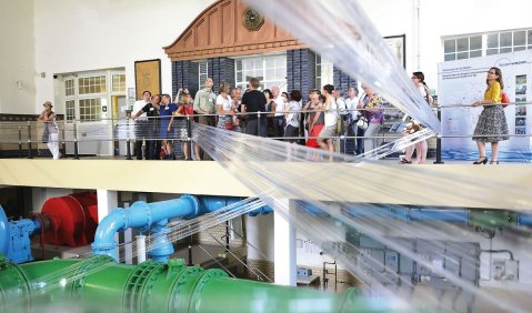 Mit schwingender Luft gefüllter und modellierter Raum: Klangkunst-Flaneure im Wasserwerk. Foto: Alexander Paul Englert