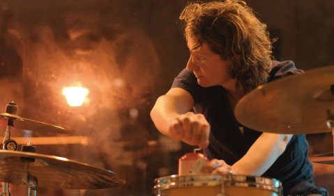 Jens Düppe mit Spieluhr während einer Performance. Foto: Gerhard Richter