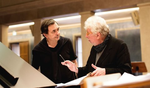 Pierre-Laurent Aimard im Dialog mit dem Komponisten. Harrison Birtwistle will, dass das Klavier stets zu hören ist, auch in den wuchtigen, kompakten Klangblöcken, die vor Kraft fast zu bersten scheinen. Foto: Astrid Ackermann