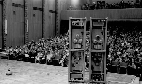 Lautsprecherkonzert: Uraufführung von Karlheinz Stockhausens „Gesang der Jünglinge“ im WDR Funkhaus Köln am 30. Mai 1956. Foto: WDR