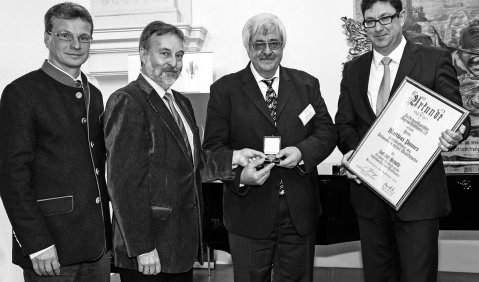 Matthias Pannes erhält die Carl-Orff-Medaille des VBSM: (v. li) Staatssekretär Bernd Sibler, Klaus Hatting, Matthias Pannes, Landrat Martin Bayerstorfer. Foto: VBSM