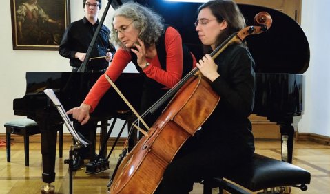 Mit pädagogischem Feingefühl gibt Bauckholt beim Gesprächskonzert ihre ausgetüftelte Klangvorstellung an  Musikstudierende weiter. Foto: Reinhard Jakubek