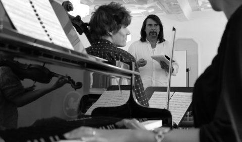 „Auf Augenhöhe“ begegnen die Mitglieder des Artemis Quartett jungen talentierten Kammermusikensensembles und geben als Dozenten ihre Erfahrungen an sie weiter. Hier: Friedemann Weigle. Foto: K.Börngen
