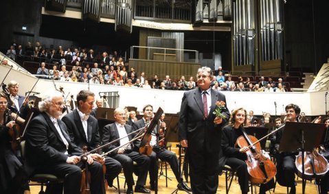 Hans-Christian Bartel nach der Uraufführung seiner Vokalsinfonie unter Herbert Blomstedt 2008 im Gewandhaus. Foto: Gert Mothes