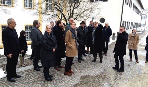Wie machen es die anderen? Akademiedirektoren aus ganz Deutschland besichtigen die Musikbildungsstätte Ochsenhausen. Foto: Jörg Lohner
