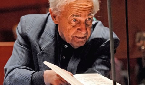 „Wenn man nichts zu vermitteln hat oder nicht genau weiß, was zu vermitteln ist, dann verschwendet man seine Zeit.“ Pierre Boulez bei der Arbeit mit der Lucerne Festival Academy. Fotos: Charlotte Oswald
