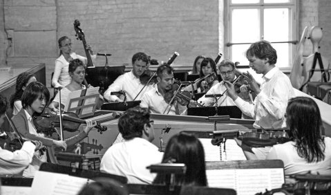 Dirigent: Aurélien Bello bei einer Probe mit dem Orchester 1770. Foto: Peter Geißler 